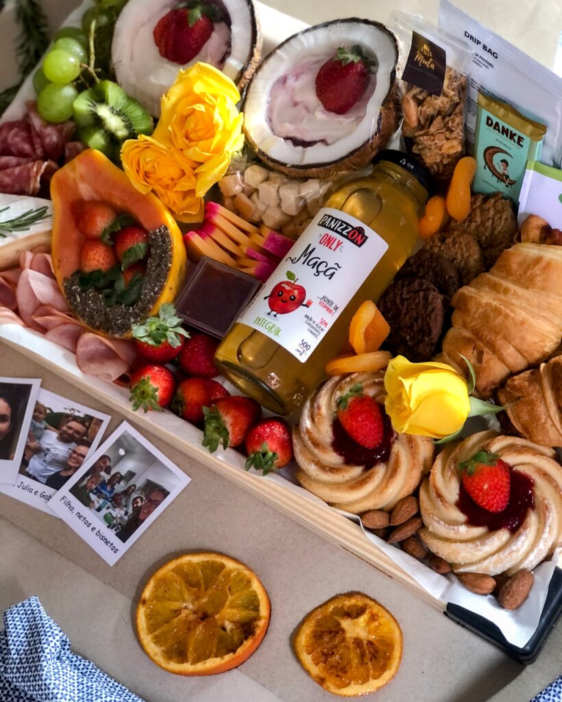 Bandeja de café da manhã com frutas, pães, frios, iogurte, geleia, suco, café, bolo, chá, chocolate. Cesta de café da manhã personalizada com mensagem especial. Presente ideal para qualquer ocasião.