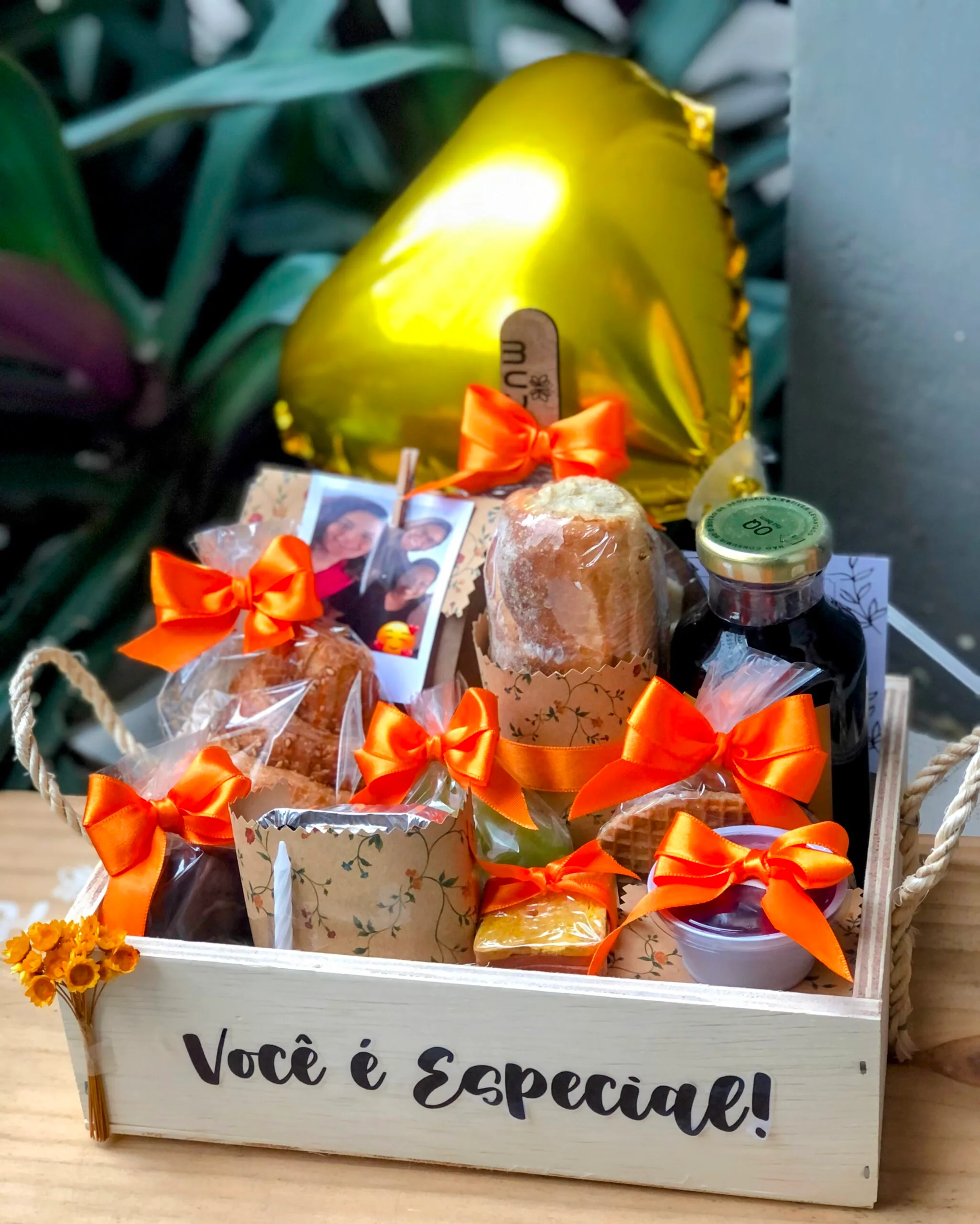 “Cesta de café da manhã personalizada, Muda D’Presente, itens frescos e artesanais, foto, balão metalizado e mensagem afetiva. Entregue com pontualidade em Recife Boa Viagem Candeias e Piedade.”