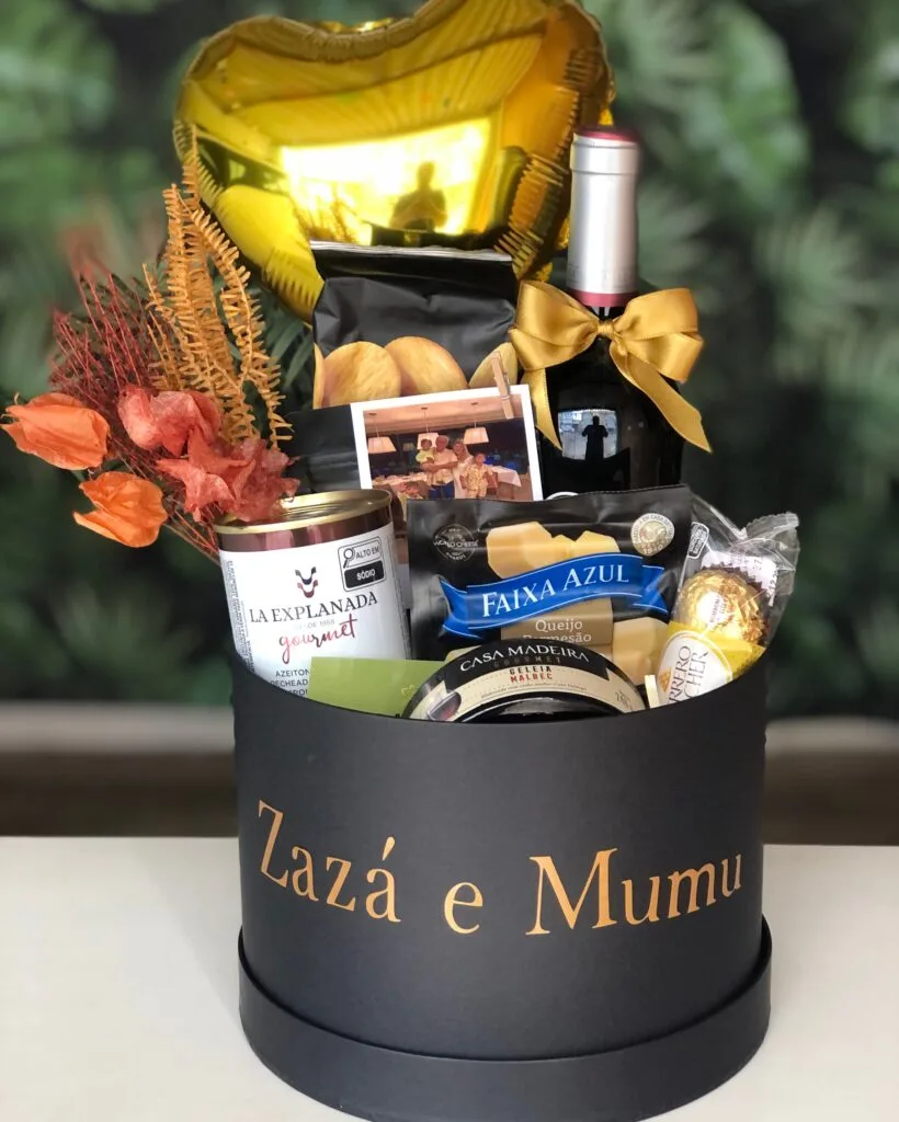 “Cesta de Café da Manhã de Luxo estilo Hotelaria, Muda D’Presente, pães de fermentação natural e charcutaria importada, mensagem impressa decoração premium. Entregue no horário marcado nem Recife, Boa Viagem, Pina e Região.”