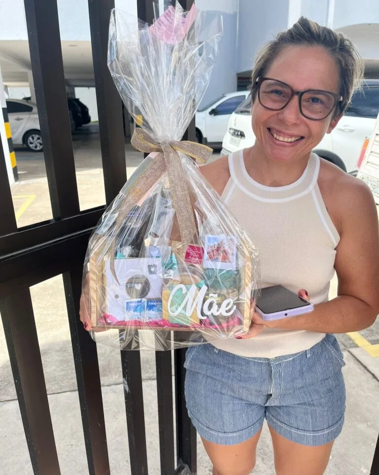 Cliente mulher recebendo uma cesta de presente de aniversário na cidade de recife