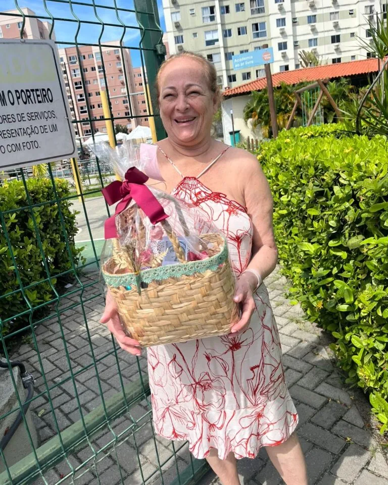 Cliente mulher feliz em receber uma cesta de café da manhã no dia das mães