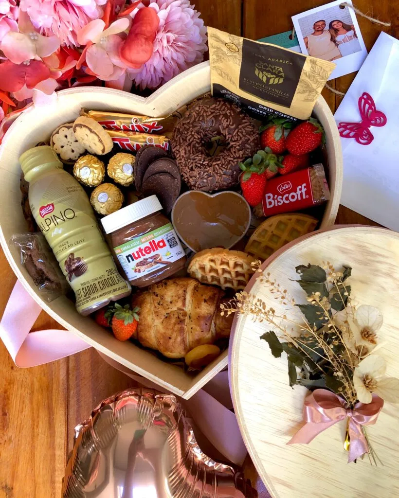 PLATTER CORAÇÃO DOCE Tocando o Coração de quem ama com leveza e amor ❤️ Itens: Nutella Achocolatado Donults Doce de Leite Waffle de Forno Bombom Importado Biscoitinho Lotus Chocolate Belga Chocobiscoito Alemão Castanha Caramelizada Croassant Morangos Chocolate nacional Capuccino Caixa em Madeira formato Coração Foto Polaroide Cartaozinho com Mensagem Mini Buquê Flores Permanentes Balão Metalizado Taxa de entrega calculada de acordo com a localização 🚘 Importante ‼️ Caso haja algum dos produtos em falta no momento do envio, o mesmo poderá ser substituído por outro item de mesmo valor e qualidade.