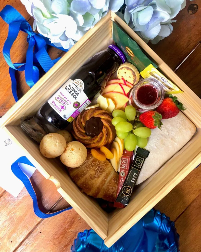 BOX GLAMOUR, Box em madeira, com tampa em acrílico, recheado de emoções e experiências sensoriais deliciosas. Suco integral Iogurte Grego Pão Ciabata Bolinho com Vela Croassant Pão de Queijo Biscoito Importado Lótus Uva Morango Drippe Coffee Chá Reino Faixa azul Provolone Bombom Importado Cookis Oleoginosas 1Fotinho Balão Metalizado Cartãozinho com mensagem Surpreenda!!! Taxa de entrega calculada de acordo com a localização 🚘 Importante ‼️ Caso haja algum dos produtos em falta no momento do envio, o mesmo poderá ser substituído por outro item de mesmo valor e qualidade.