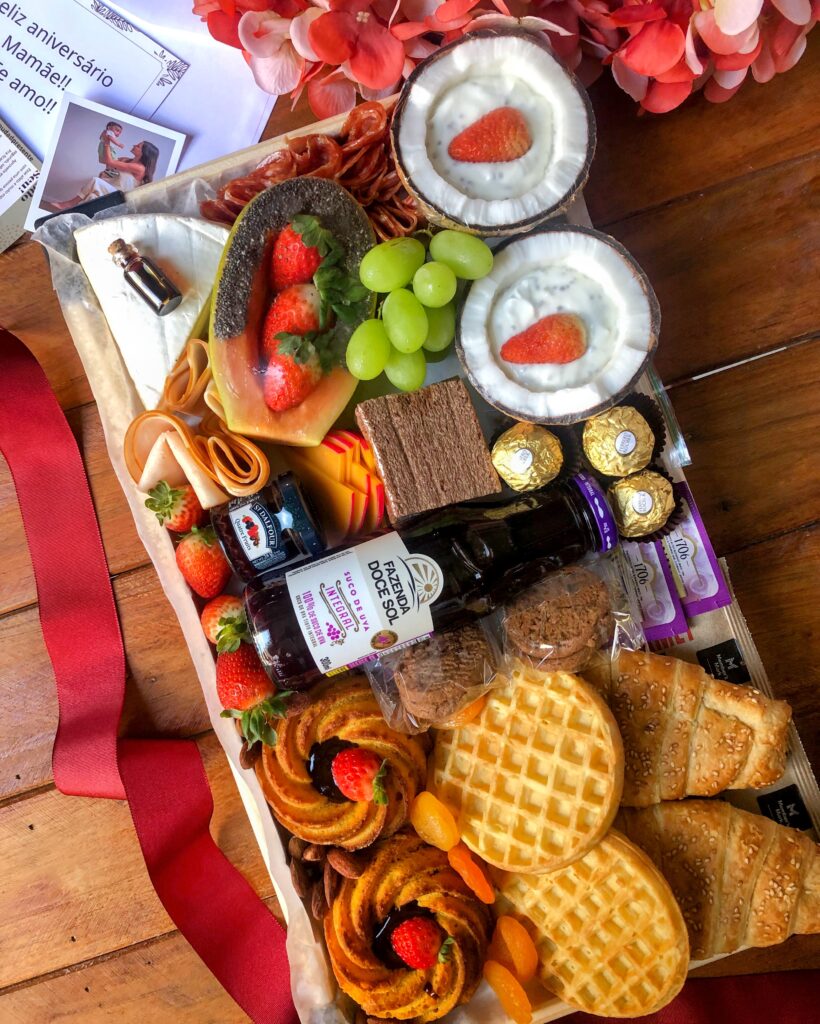 Bandeja de café da manhã com frutas, pães, frios, iogurte, geleia, suco, café, bolo, chá, chocolate. Cesta de café da manhã personalizada com mensagem especial. Presente ideal para qualquer ocasião.