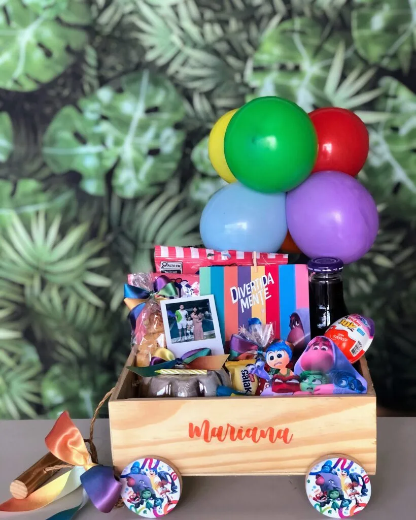 CAIXOTE CARRINHO - Cesta infantil O Carrinho que seu pequeno com certeza vai amar Delícias e brinquedo juntos é certeza de uma combinação perfeita. Itens: Caixote Carrinho de Corda Nutella Fruta Finni Pirulito ou Caramelo Marshmallow Pão de Queijo Coxinhas Chocolate Donults Bolinho Suco, ou Refrir ou Achocolatado Kit pintura ou Slime ou Kinder Ovor Fotinho Polaroide Personalização Cartãozinho com Mensagem Taxa de entrega calculada de acordo com a localização 🚘 Importante ‼️ Caso haja algum dos produtos em falta no momento do envio, o mesmo poderá ser substituído por outro item de mesmo valor e qualidade.