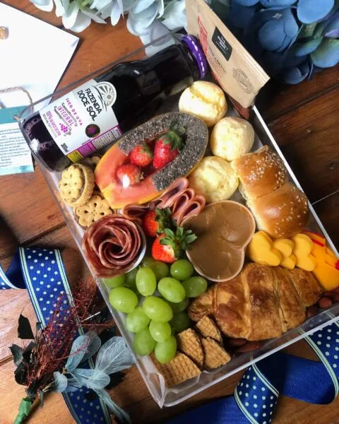 Bandeja de café da manhã para duas pessoas - Linda opção, o presente certo!!! Com delícias de encher os olhos. Itens selecionados, frescos e artesanais, Bandeja em Acrílico, Foto Tipo Polaroide, Cartãozinho com mensagem. Bandeja Personalizada, presente ideal para qualquer ocasião. Entregue com pontualidade em Recife.