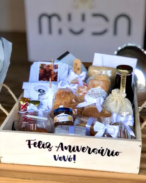 “Cesta de café da manhã de aniversário, Muda D’Presente, itens frescos e artesanais, foto e mensagem afetiva. Entregue com pontualidade em Recife - Boa Viagem - PE