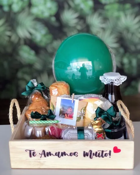 Cesta de café da manhã personalizada em Jaboatão dos Guararapes, Muda D’Presente, itens artesanais, foto e mensagem afetiva, entrega rápida.