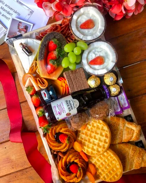 "Bandeja de café da manhã na cama servida em Recife, experiência de hotelaria em casa.Bandeja de café da manhã com frutas, Croissant, Queijos nobres, Iogurte, Geleia, suco, Drip Coffee, bolo, chá, chocolate. Cesta Personalizada com mensagem especial. Presente ideal para qualquer ocasião. Entregue com pontualidade em Recife