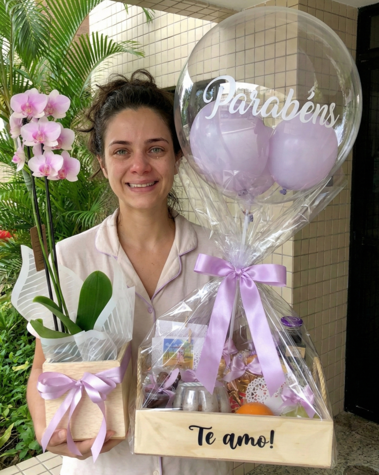 Cliente emocionada Detalhe de Cesta de Presente Personalizada, com Balão Personalizado e lindo Box de Orquídea em Recife com foto estilo Polaroid e carta impressa, diferencial afetivo exclusivo da Muda D'Presente. Única Loja de cestas de presentes que entrega a partir das 5h da manhã.