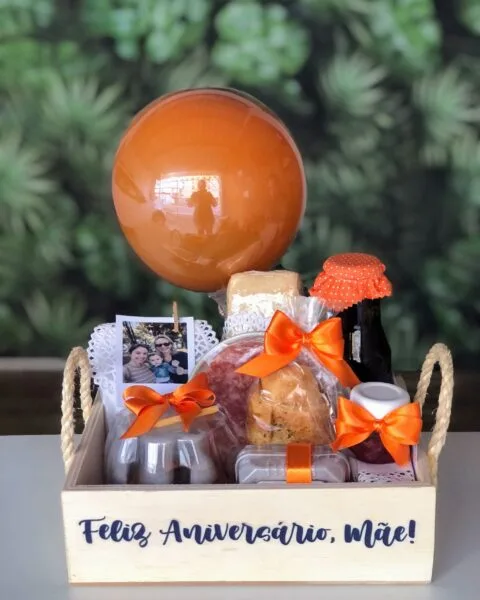 Entrega de cesta de presente personalizada em Boa Viagem, Recife, para quem mora fora e quer presentear, Muda D’Presente, foto e mensagem afetiva.