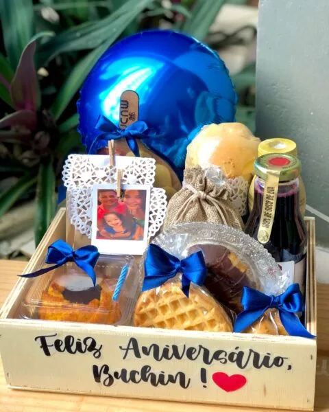 “Cesta de presentes personalizada em Boa Viagem, Muda D’Presente, itens artesanais, foto e mensagem afetiva. A melhor opção de presente. Entregas pontual em Recife e Jaboatão.”