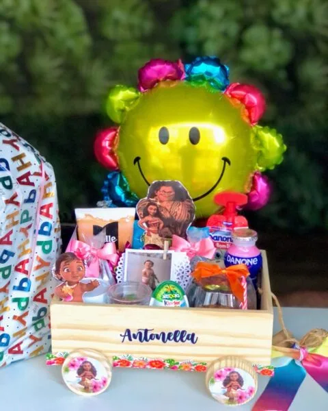 Cesta Infantil Para Colorir e Sorrir, Presente Infantil Personalizado. “Cesta Infantil Temática, Personalizada com Personagem Favorito, Muda D’Presente, sucos naturais e guloseimas selecionadas, balão personalizado e foto. Entrega pontual em Recife e Região Metropolitana.”
