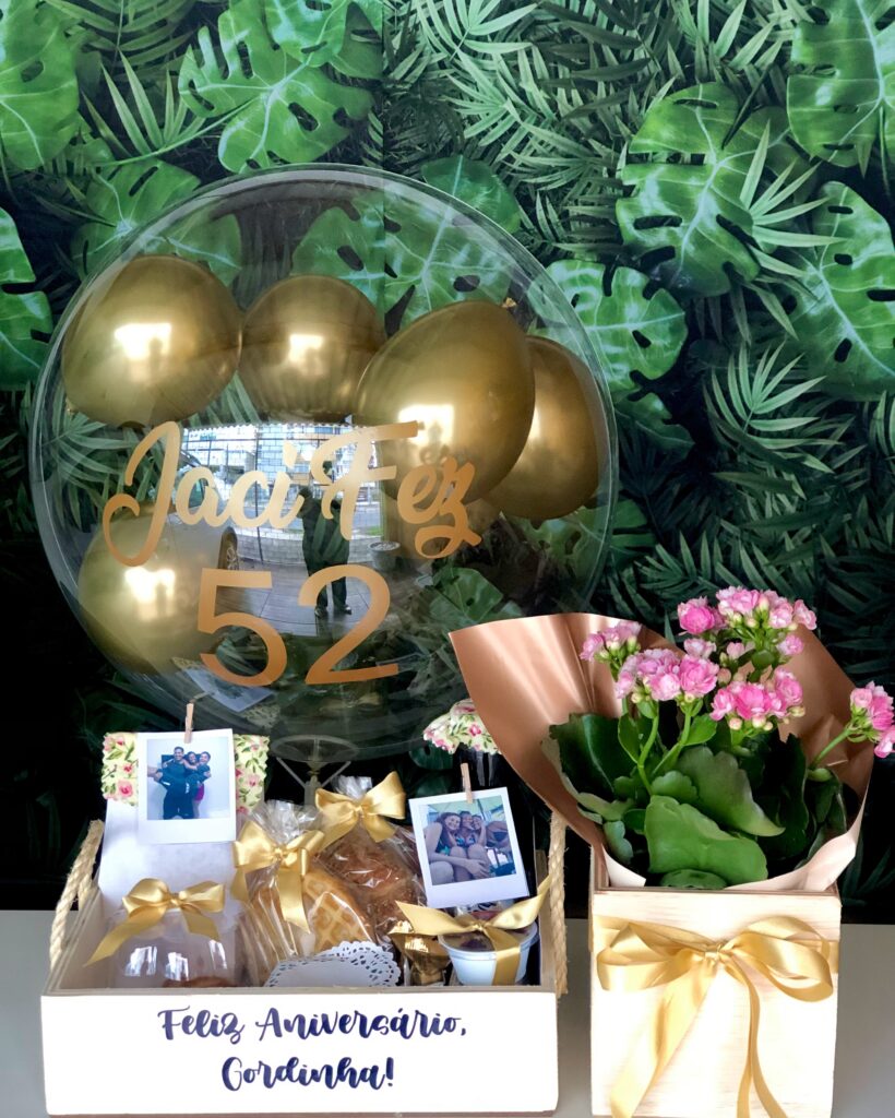 “Cesta de café da manhã personalizada com balão personalizado e box de flores, Muda D’Presente, itens frescos e artesanais, frutas e mensagem afetiva. Entregue com pontualidade em Recife – Boa Viagem - PE.”