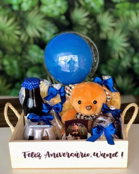 “Cesta de café da manhã, itens frescos e artesanais, foto, balão metalizado e mensagem afetiva. Entregue com pontualidade em Recife Boa Viagem. Ursinho é um item extra adicionado”
