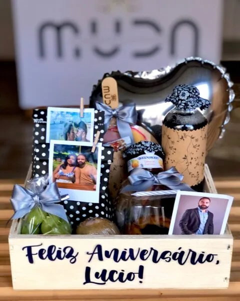 “Cesta de café da manhã personalizada em Recife para homens, Muda D’Presente, itens frescos e artesanais, foto, balão metalizado e mensagem afetiva. Entregue com pontualidade em Recife Boa Viagem.”