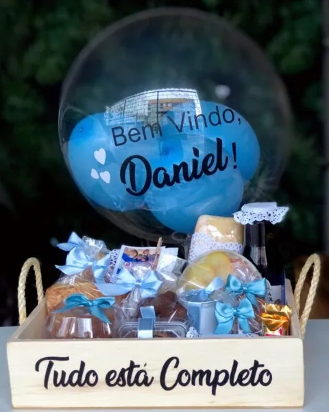 Cesta de café da manhã personalizada em Boa Viagem, Recife, Muda D’Presente, itens frescos e artesanais, foto e mensagem afetiva, entrega pontual.