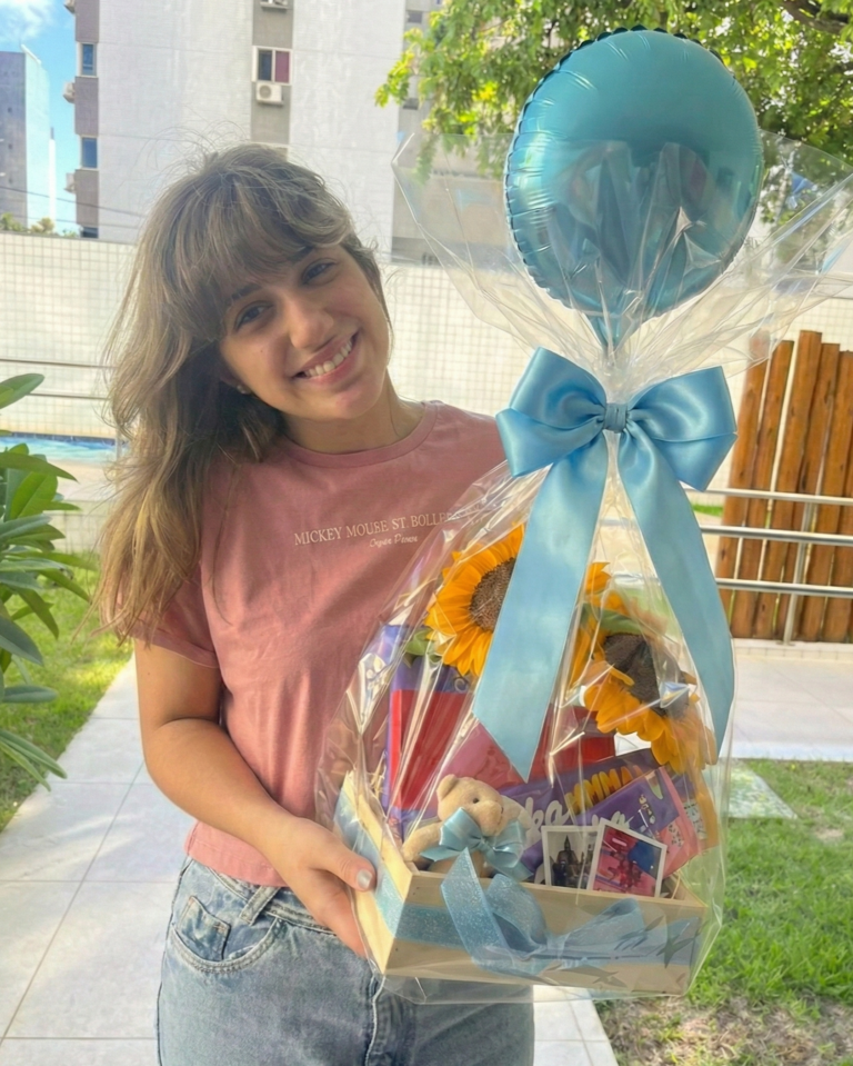 "Cesta de café da manhã surpresa para filha em Piedade Jaboatão com itens favoritos, guloseimas e carta afetiva dos pais. Presente de aniversário entregue em domicílio em Boa Viagem e Recife pela Muda D'Presente."