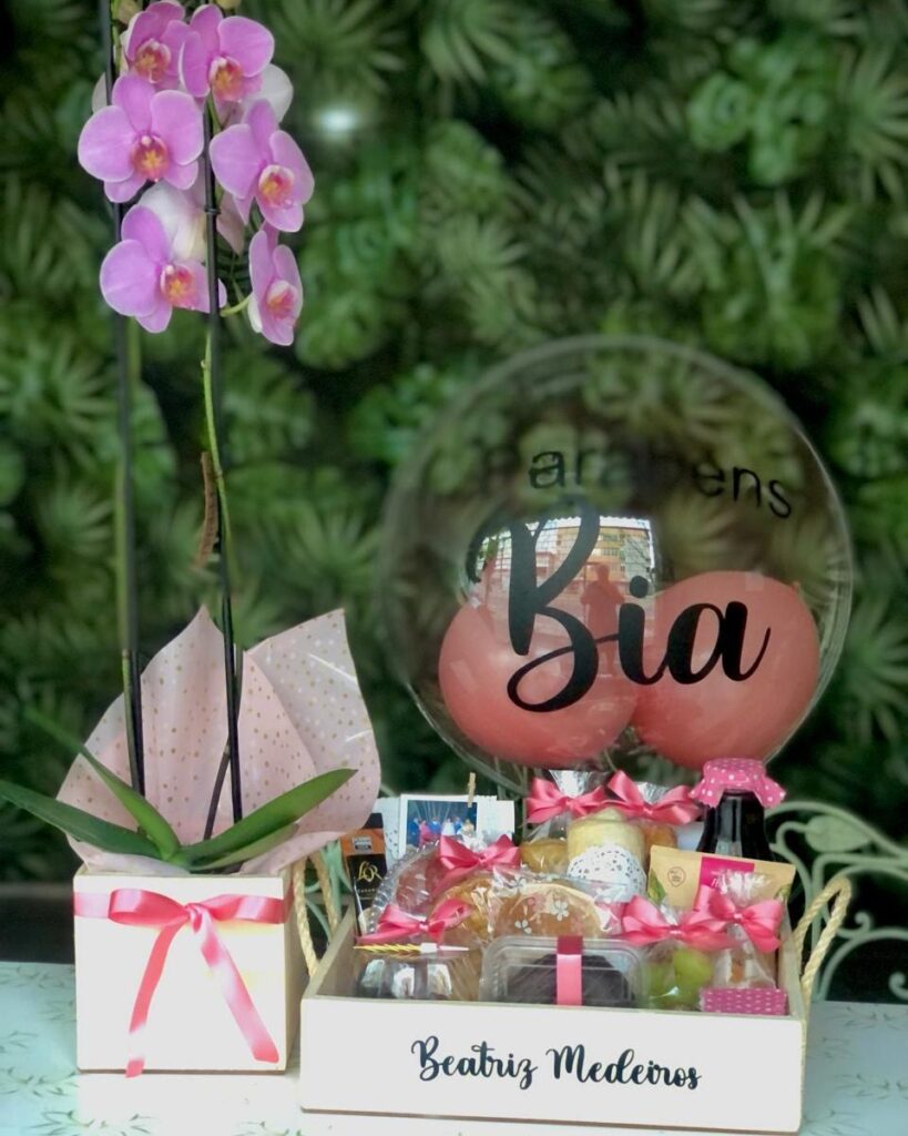 Caixote Personalizado com 18 itens ( você pode escolher os da sua preferência dentro da relação semanal enviada Bubble N° 18 Personalizado Box Kalanchoe ou Orquídeas (de acordo com disponibilidade do dia) 3 Fotos Tipo Polaroides Taxa de Entrega Grátis até 3km de Setúbal