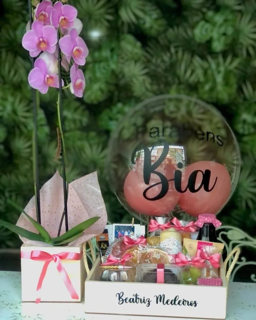 Caixote Personalizado com 18 itens ( você pode escolher os da sua preferência dentro da relação semanal enviada Bubble N° 18 Personalizado Box Kalanchoe ou Orquídeas (de acordo com disponibilidade do dia) 3 Fotos Tipo Polaroides Taxa de Entrega Grátis até 3km de Setúbal