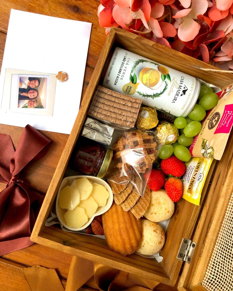 BRUNCH ELEGANCE - Cesta de café da manhã no bairro de Boa Viagem em Recife uma peça do artesão Ricardo Limeira com produtos selecionados a dedo, para proporcionar uma experiência gastronômica única e singular Presentear sem errar!! Composição: Chá Casa Madeira ou Suco Integral Drippe Coffee Pão de Queijo Catupiry Torradas Geleia Oleoginosas Polenguinho Queijo Faixa Azul Chocolate Importado Chá Twinings Uva Morango Waffle Holandês Chocobiscoito Lótus Coração em fibra de bambu Baú em Madeira Mini Arranjo com flores permanentes 1 Foto tipo polaroide 1 Cartão com mensagem *Taxa de entrega calculada de acordo com a localização 🚛 Caso haja falta de algum dos produtos, o mesmo poderá ser substituído por outro da mesma qualidade e valor 😉