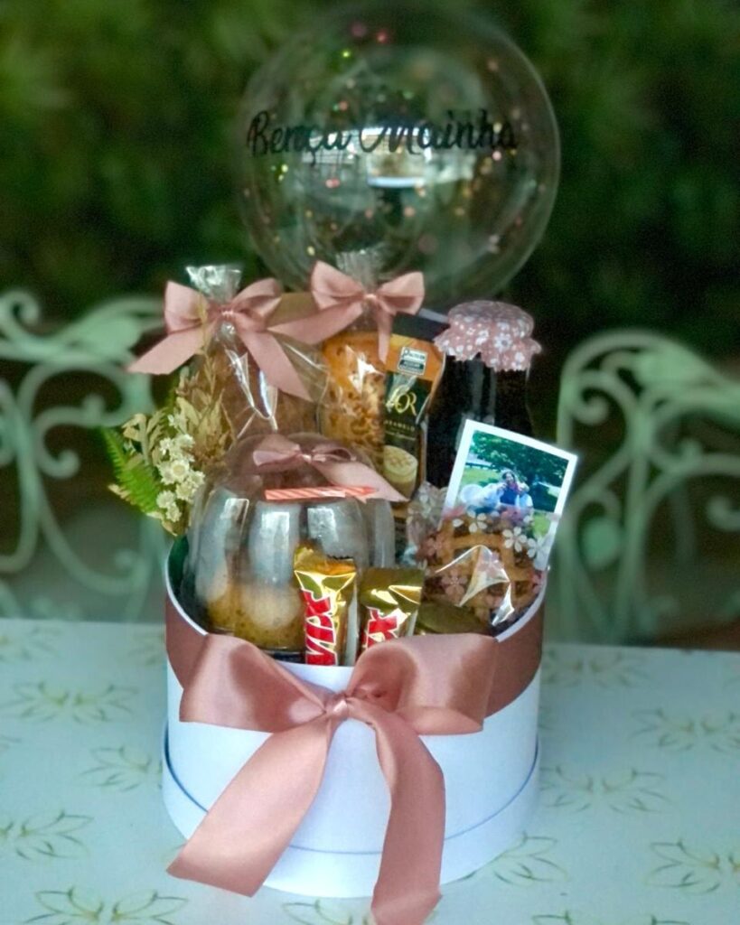 Delicado, mas completo. Nosso Box Primavera veio trazer um café da manhã de prestígio ou um brunch da tarde que sua pessoa especial merece Composição: Croassant Pãozinho recheado Mix de Oleoginosas Geleia artesanal Bolinho com vela Petit four Chocolate Capuccino Suco integral Flores Bubble Personalizado (cortesia) Box Cartonado Cartãozinho personalizado 1 Fotinho tipo Polaroid (cortesia)