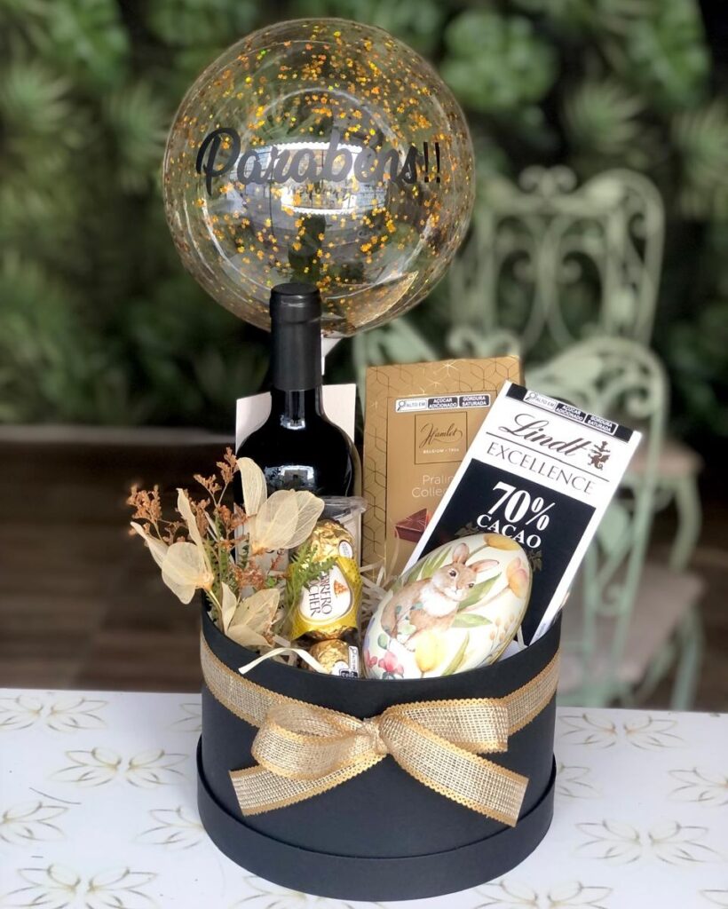 Box Celebração Parabenizar conquistas faz parte da nossa essência. Presentear conquistas é um gesto de Gentileza Box Formou é a opção ideal para materializar sua alegria pelas conquistas de quem ama Itens: Chandon Baby Chocolate Lindt Caixa Bombom Ferreiro Bubble Personalizado Flores Permanentes 1 Foto Polaroid Cartão com Mensagem Caixa Cartonada