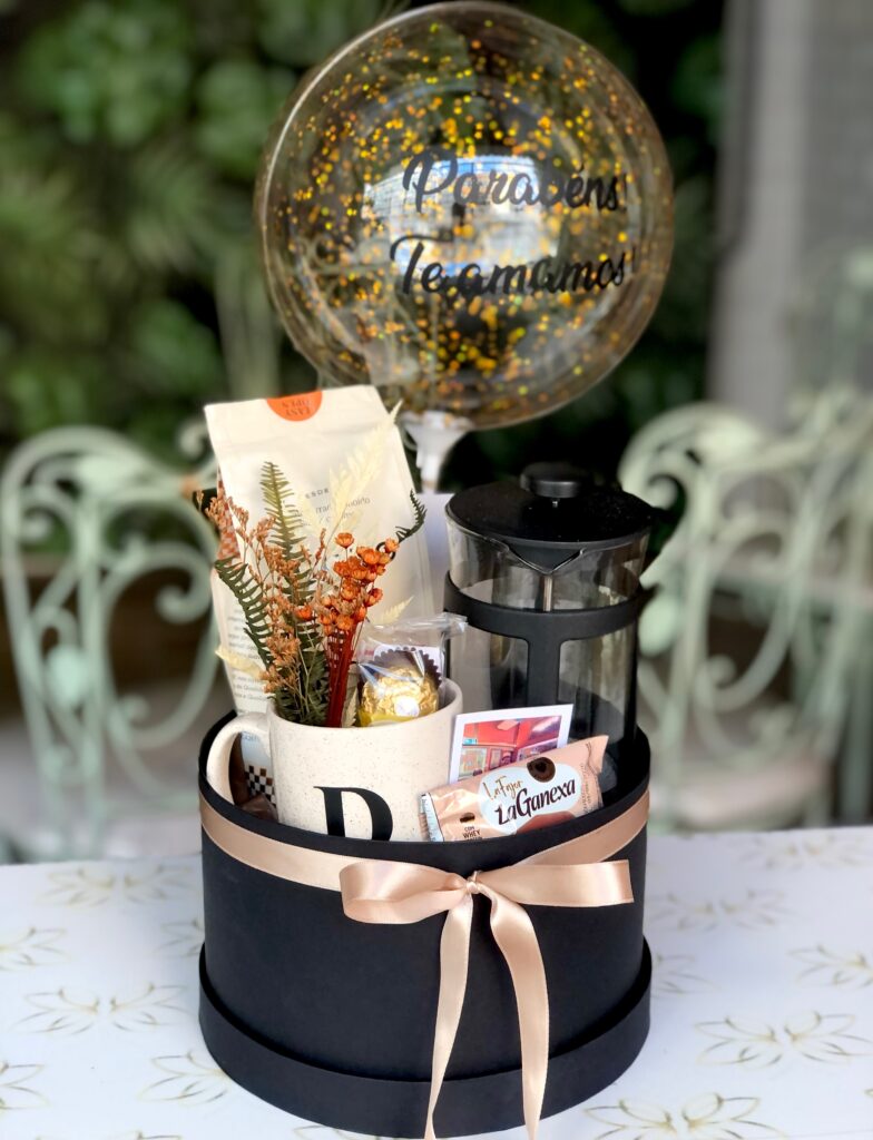 Perdeu a hora e ainda deseja enviar algo sem ser no café da manhã? Essa Opção é Perfeita Elegância e bom gosto a compõe Itens: Prensa Francesa Café Gourmet Pão de Mel Importado Bombom Ferreiro Biscoito Lótus Xícara Letter Flores Permanentes 1 Foto Polaroid Cartão com mensagem Caixa CartonadaPerdeu a hora e ainda deseja enviar algo sem ser no café da manhã? Essa Opção é Perfeita Elegância e bom gosto a compõe Itens: Prensa Francesa Café Gourmet Pão de Mel Importado Bombom Ferreiro Biscoito Lótus Xícara Letter Flores Permanentes 1 Foto Polaroid Cartão com mensagem Caixa Cartonada