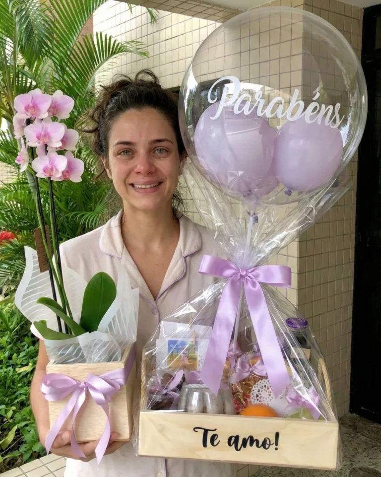 Cliente emocionada Detalhe de Cesta de Presente Personalizada, com Balão Personalizado e lindo Box de Orquídea em Recife com foto estilo Polaroid e carta impressa, diferencial afetivo exclusivo da Muda D'Presente. Única Loja de cestas de presentes que entrega a partir das 5h da manhã.