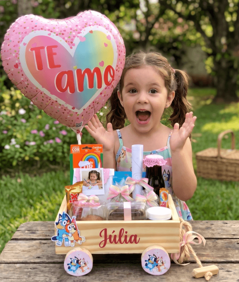Criança surpresa ao se deparar com uma linda cesta de presente infantil