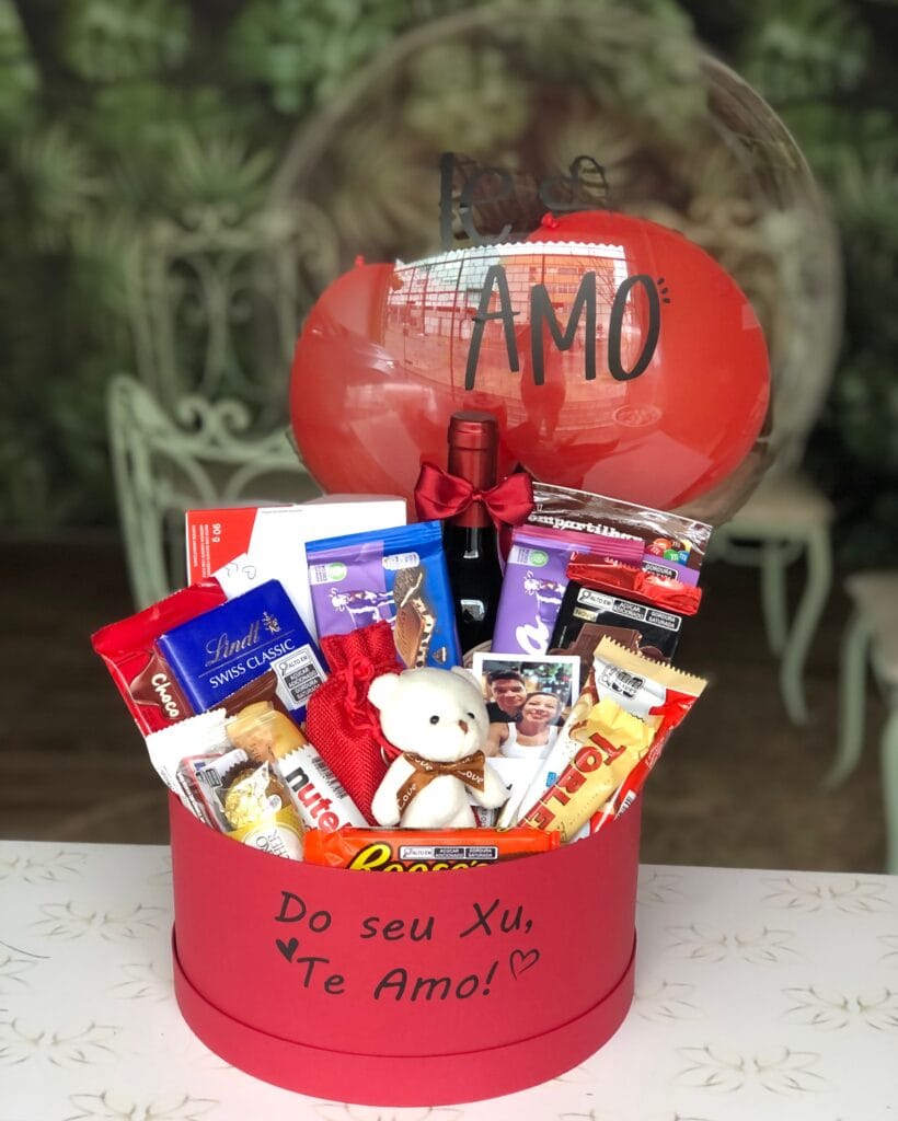“Cesta de Chocolate Recife, Muda D’Presente, curadoria das melhores de chocolates e bombons importados e nacionais, com foto revelada e mensagem afetiva. Os melhores chocolates para quem é apaixonado por um docinho. Nossas cestas de luxo são criadas para quem valoriza o silêncio da surpresa, o impacto da beleza e a força do gesto. Experimente surpreender. Entrega no horário combinado em Boa Viagem e Recife e Região Metropolitana.”