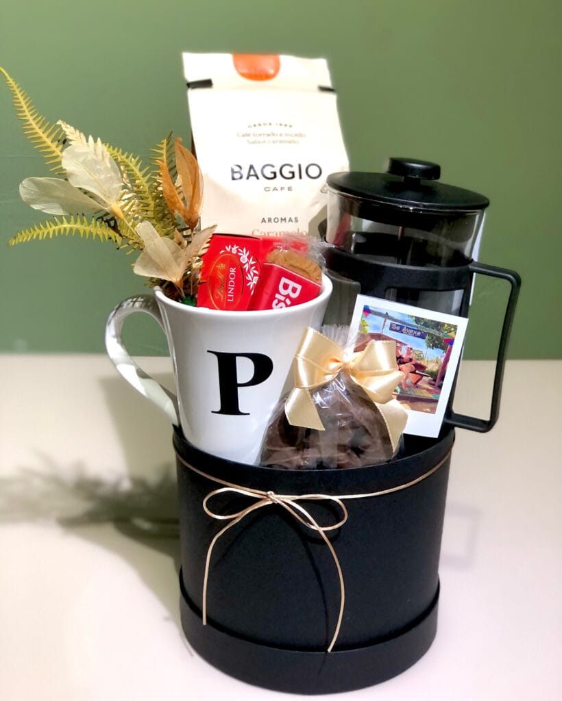 Perdeu a hora e ainda deseja enviar algo sem ser no café da manhã? Essa Opção é Perfeita Elegância e bom gosto a compõe Itens: Prensa Francesa Café Gourmet Pão de Mel Importado Bombom Ferreiro Biscoito Lótus Xícara Letter Flores Permanentes 1 Foto Polaroid Cartão com mensagem Caixa CartonadaPerdeu a hora e ainda deseja enviar algo sem ser no café da manhã? Essa Opção é Perfeita Elegância e bom gosto a compõe Itens: Prensa Francesa Café Gourmet Pão de Mel Importado Bombom Ferreiro Biscoito Lótus Xícara Letter Flores Permanentes 1 Foto Polaroid Cartão com mensagem Caixa Cartonada